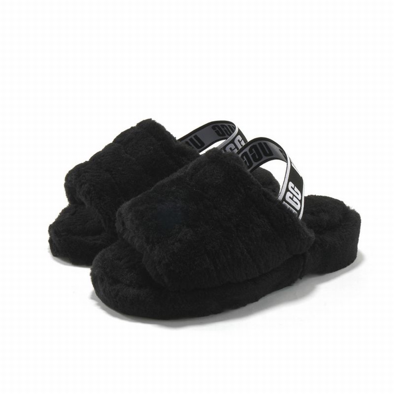 Les sandales claquettes UGG allient un confort exceptionnel et un design tendance, parfaites pour se détendre avec style.