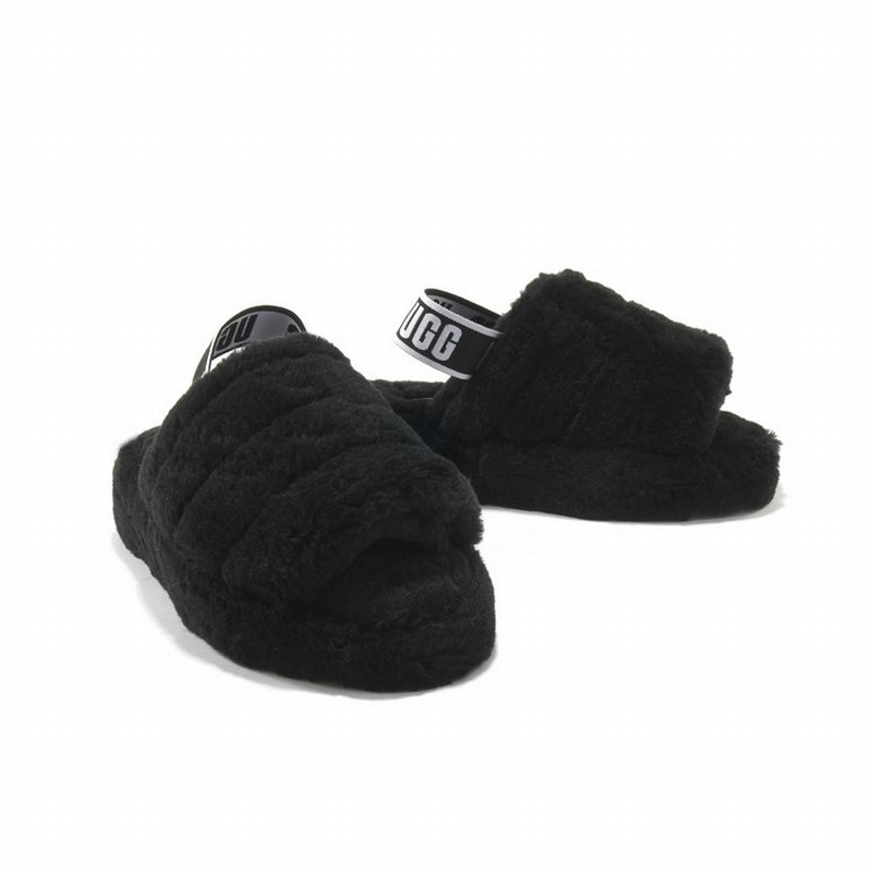 Les sandales claquettes UGG allient un confort exceptionnel et un design tendance, parfaites pour se détendre avec style.