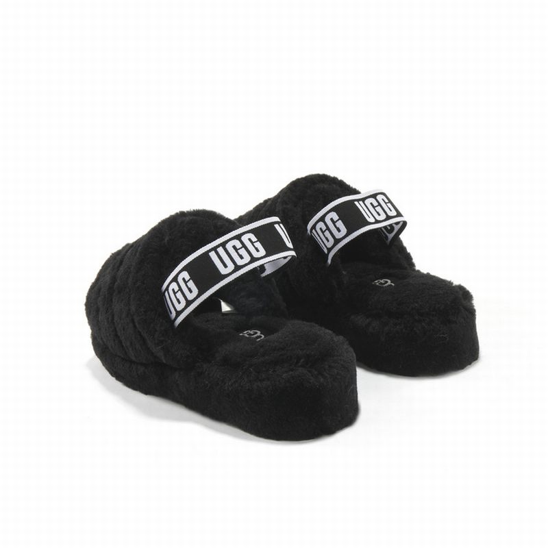 Les sandales claquettes UGG allient un confort exceptionnel et un design tendance, parfaites pour se détendre avec style.