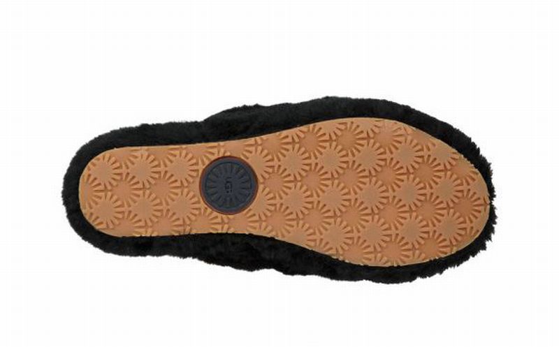 Les sandales claquettes UGG allient un confort exceptionnel et un design tendance, parfaites pour se détendre avec style.