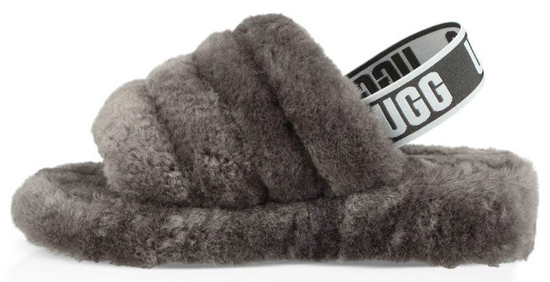 Les sandales claquettes UGG allient un confort exceptionnel et un design tendance, parfaites pour se détendre avec style.