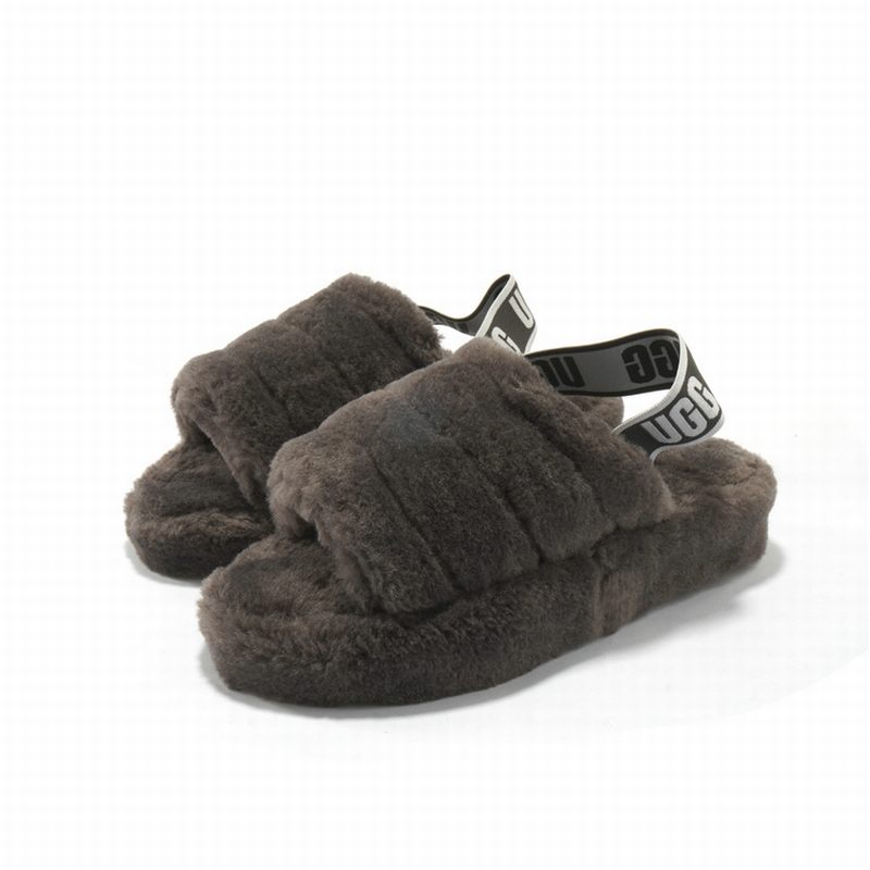 Les sandales claquettes UGG allient un confort exceptionnel et un design tendance, parfaites pour se détendre avec style.