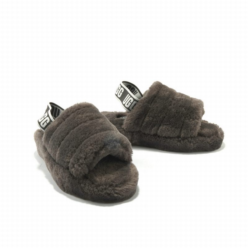 Les sandales claquettes UGG allient un confort exceptionnel et un design tendance, parfaites pour se détendre avec style.