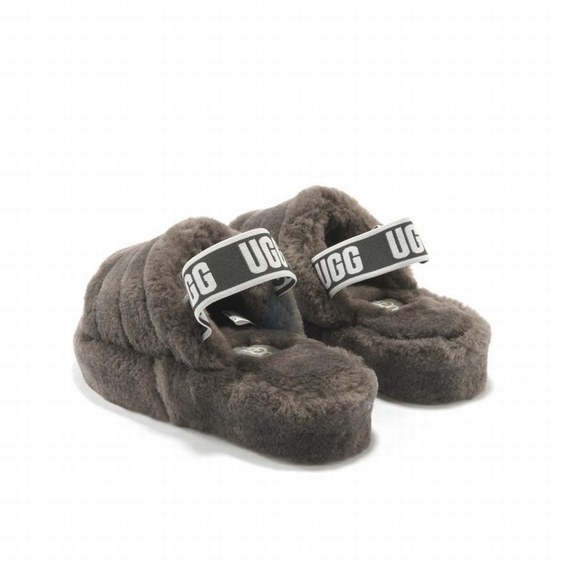 Les sandales claquettes UGG allient un confort exceptionnel et un design tendance, parfaites pour se détendre avec style.