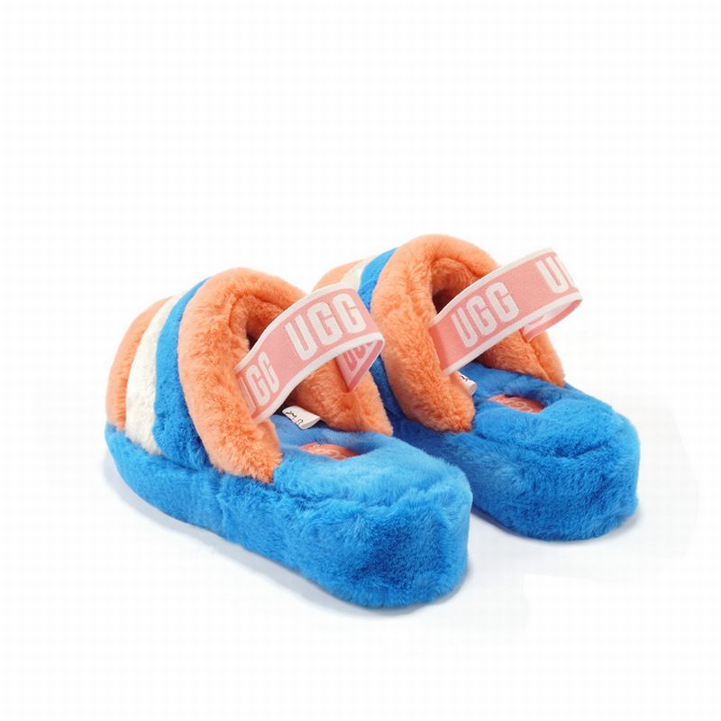 Les sandales claquettes UGG allient un confort exceptionnel et un design tendance, parfaites pour se détendre avec style.