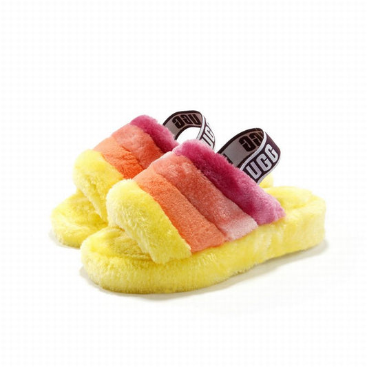 Les sandales claquettes UGG allient un confort exceptionnel et un design tendance, parfaites pour se détendre avec style.
