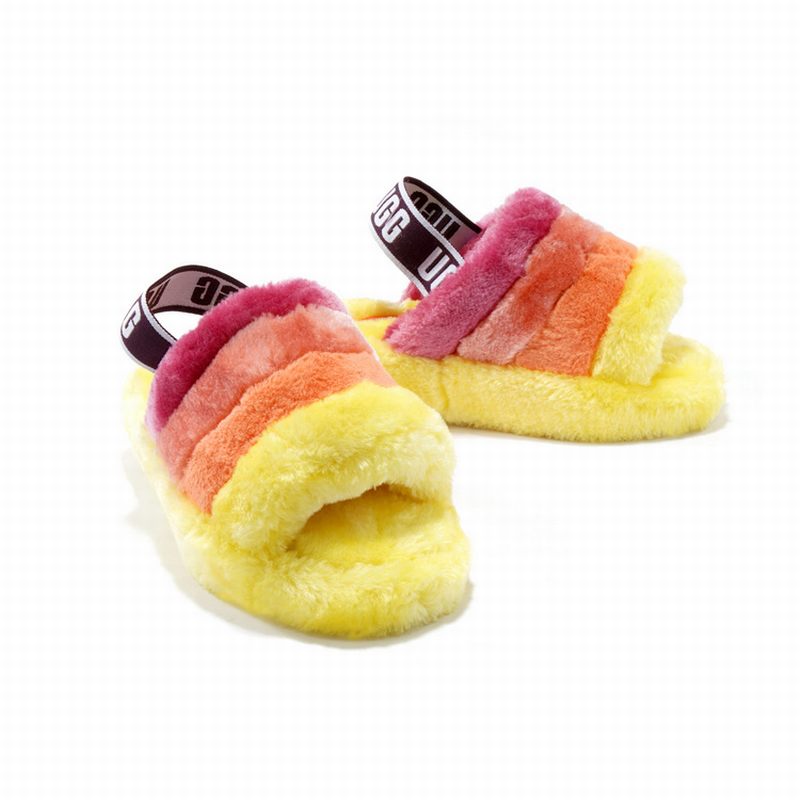 Les sandales claquettes UGG allient un confort exceptionnel et un design tendance, parfaites pour se détendre avec style.