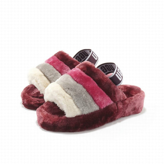 Les sandales claquettes UGG allient un confort exceptionnel et un design tendance, parfaites pour se détendre avec style.