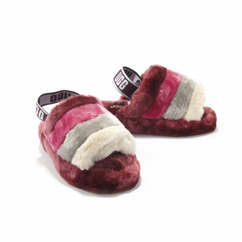 Les sandales claquettes UGG allient un confort exceptionnel et un design tendance, parfaites pour se détendre avec style.
