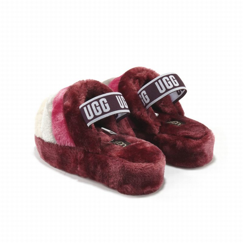 Les sandales claquettes UGG allient un confort exceptionnel et un design tendance, parfaites pour se détendre avec style.