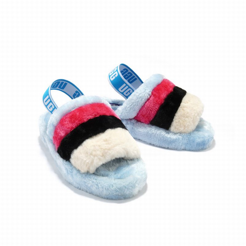 Les sandales claquettes UGG allient un confort exceptionnel et un design tendance, parfaites pour se détendre avec style.