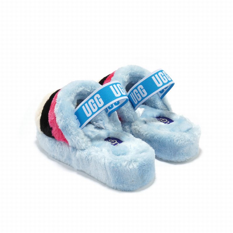 Les sandales claquettes UGG allient un confort exceptionnel et un design tendance, parfaites pour se détendre avec style.