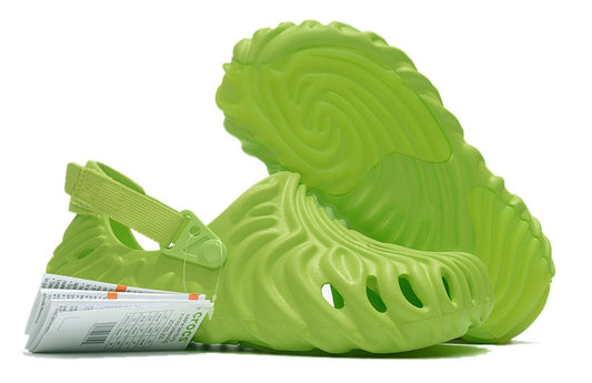 Les sandales Crocs Salehe Bembury Crocodile révolutionnent le style des claquettes en apportant une touche futuriste et organique, propre à l’univers du designer.