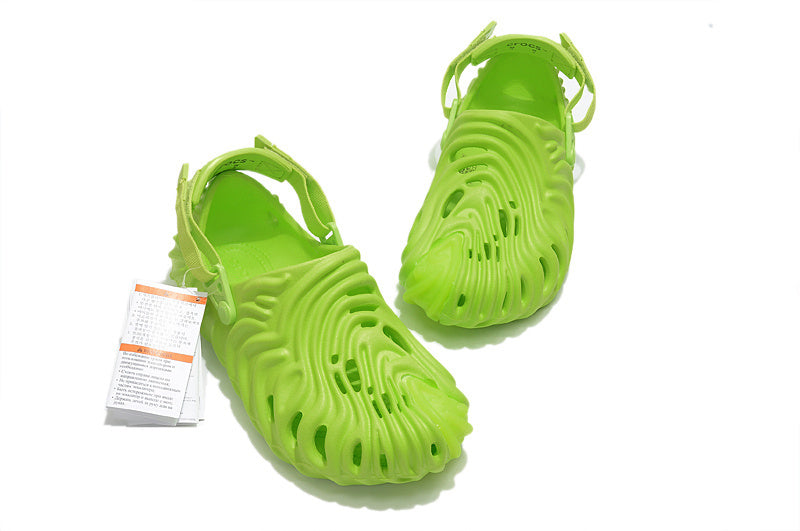 Les sandales Crocs Salehe Bembury Crocodile révolutionnent le style des claquettes en apportant une touche futuriste et organique, propre à l’univers du designer.