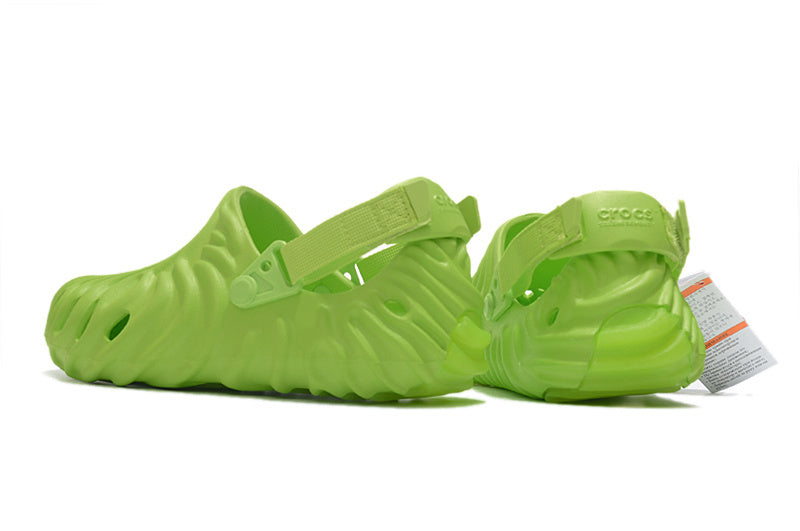 Les sandales Crocs Salehe Bembury Crocodile révolutionnent le style des claquettes en apportant une touche futuriste et organique, propre à l’univers du designer.