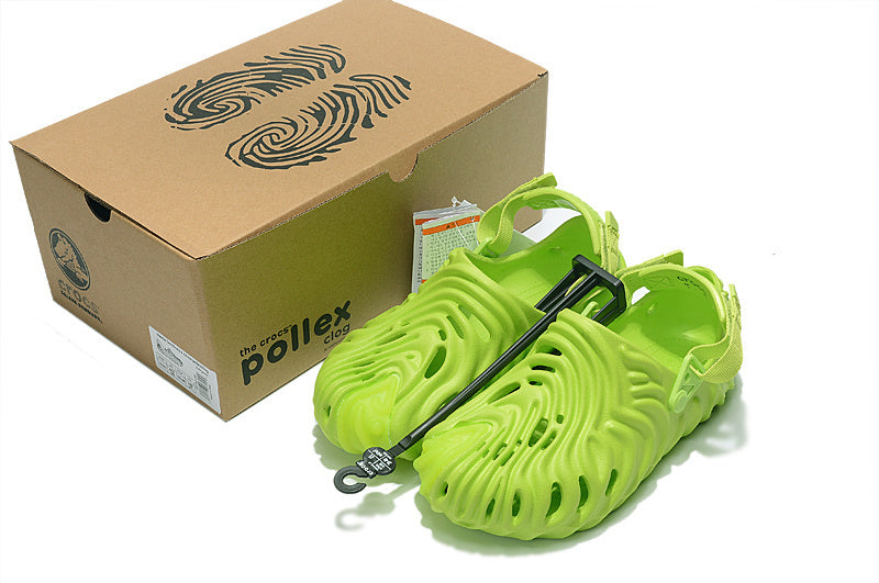 Les sandales Crocs Salehe Bembury Crocodile révolutionnent le style des claquettes en apportant une touche futuriste et organique, propre à l’univers du designer.