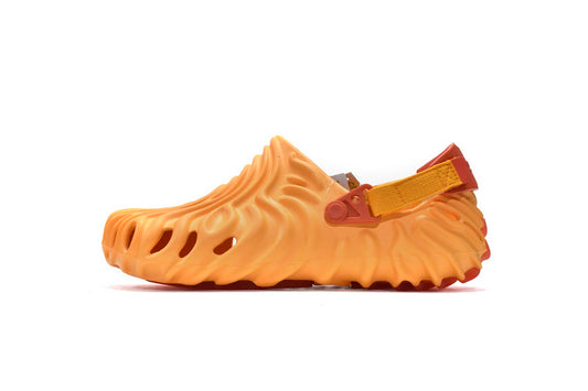 Les sandales Crocs Salehe Bembury Crocodile révolutionnent le style des claquettes en apportant une touche futuriste et organique, propre à l’univers du designer.