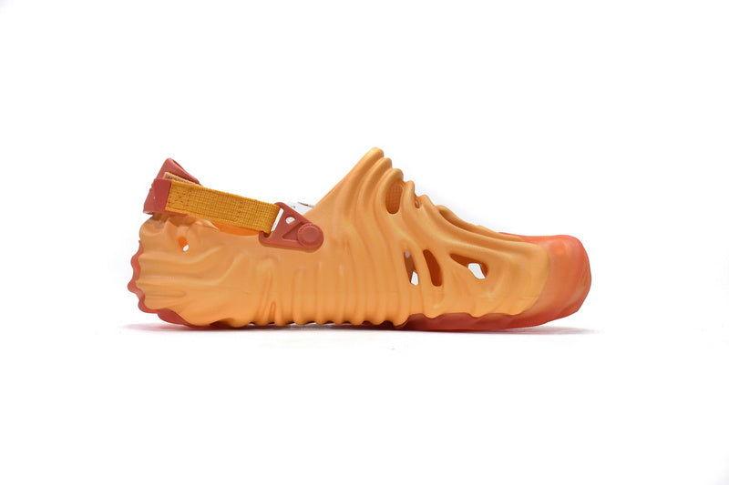 Les sandales Crocs Salehe Bembury Crocodile révolutionnent le style des claquettes en apportant une touche futuriste et organique, propre à l’univers du designer.
