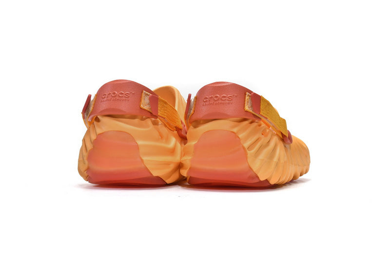 Les sandales Crocs Salehe Bembury Crocodile révolutionnent le style des claquettes en apportant une touche futuriste et organique, propre à l’univers du designer.