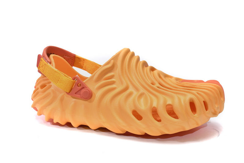 Les sandales Crocs Salehe Bembury Crocodile révolutionnent le style des claquettes en apportant une touche futuriste et organique, propre à l’univers du designer.