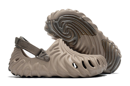 Les sandales Crocs Salehe Bembury Crocodile révolutionnent le style des claquettes en apportant une touche futuriste et organique, propre à l’univers du designer.