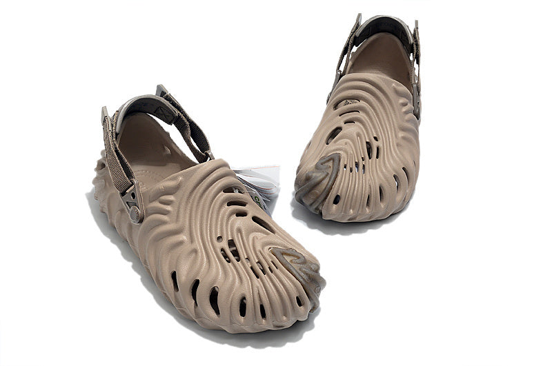 Les sandales Crocs Salehe Bembury Crocodile révolutionnent le style des claquettes en apportant une touche futuriste et organique, propre à l’univers du designer.