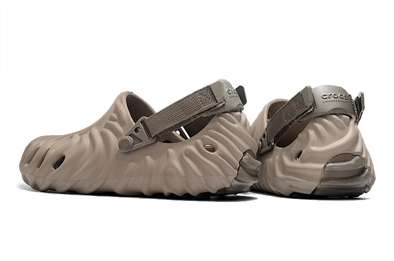 Les sandales Crocs Salehe Bembury Crocodile révolutionnent le style des claquettes en apportant une touche futuriste et organique, propre à l’univers du designer.