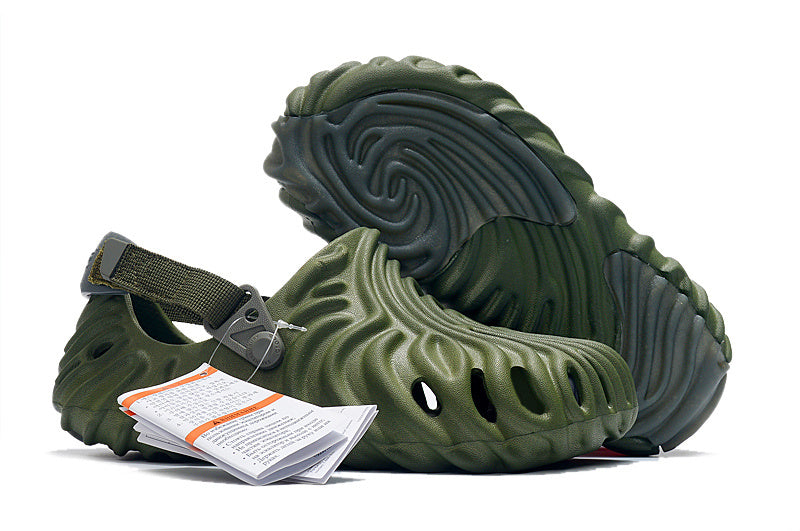 Les sandales Crocs Salehe Bembury Crocodile révolutionnent le style des claquettes en apportant une touche futuriste et organique, propre à l’univers du designer.