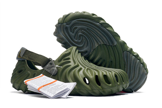 Les sandales Crocs Salehe Bembury Crocodile révolutionnent le style des claquettes en apportant une touche futuriste et organique, propre à l’univers du designer.