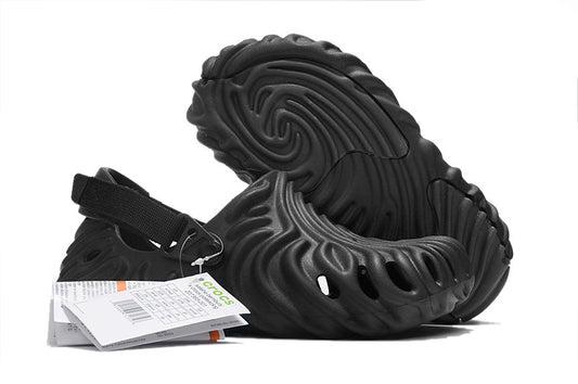 Les sandales Crocs Salehe Bembury Crocodile révolutionnent le style des claquettes en apportant une touche futuriste et organique, propre à l’univers du designer.