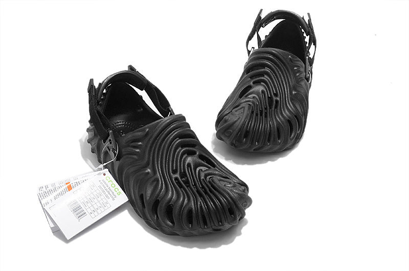 Les sandales Crocs Salehe Bembury Crocodile révolutionnent le style des claquettes en apportant une touche futuriste et organique, propre à l’univers du designer.