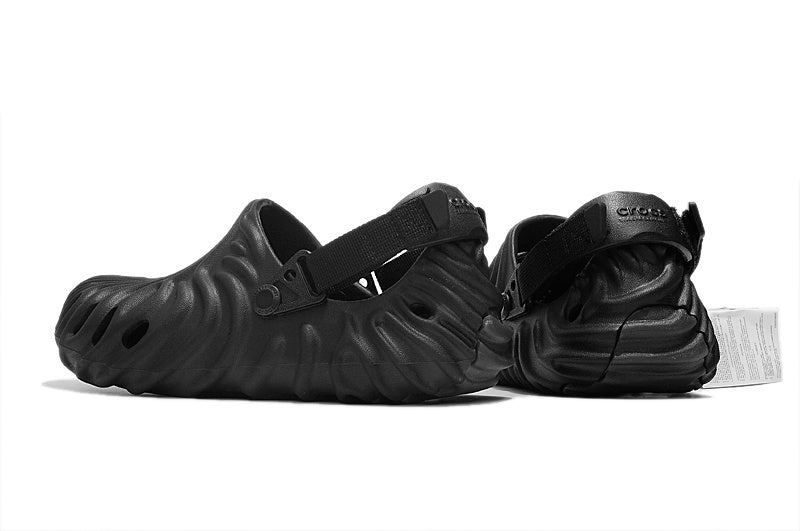 Les sandales Crocs Salehe Bembury Crocodile révolutionnent le style des claquettes en apportant une touche futuriste et organique, propre à l’univers du designer.