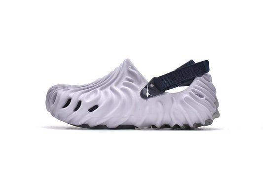 Les sandales Crocs Salehe Bembury Crocodile révolutionnent le style des claquettes en apportant une touche futuriste et organique, propre à l’univers du designer.