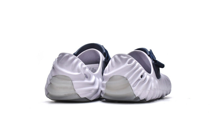 Les sandales Crocs Salehe Bembury Crocodile révolutionnent le style des claquettes en apportant une touche futuriste et organique, propre à l’univers du designer.