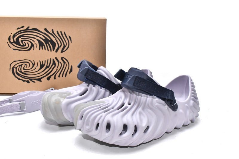 Les sandales Crocs Salehe Bembury Crocodile révolutionnent le style des claquettes en apportant une touche futuriste et organique, propre à l’univers du designer.