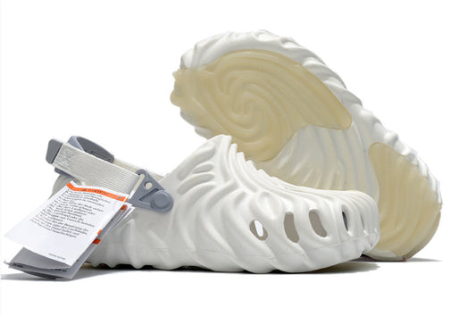 Les sandales Crocs Salehe Bembury Crocodile révolutionnent le style des claquettes en apportant une touche futuriste et organique, propre à l’univers du designer.