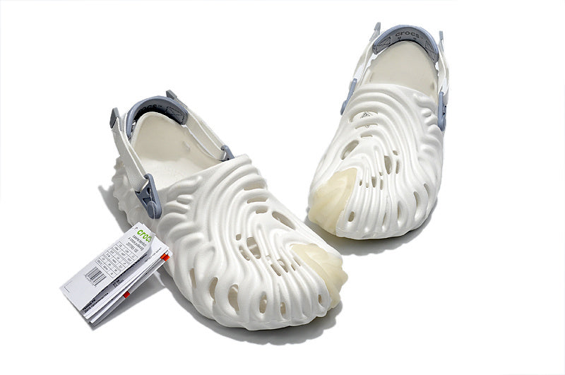 Les sandales Crocs Salehe Bembury Crocodile révolutionnent le style des claquettes en apportant une touche futuriste et organique, propre à l’univers du designer.