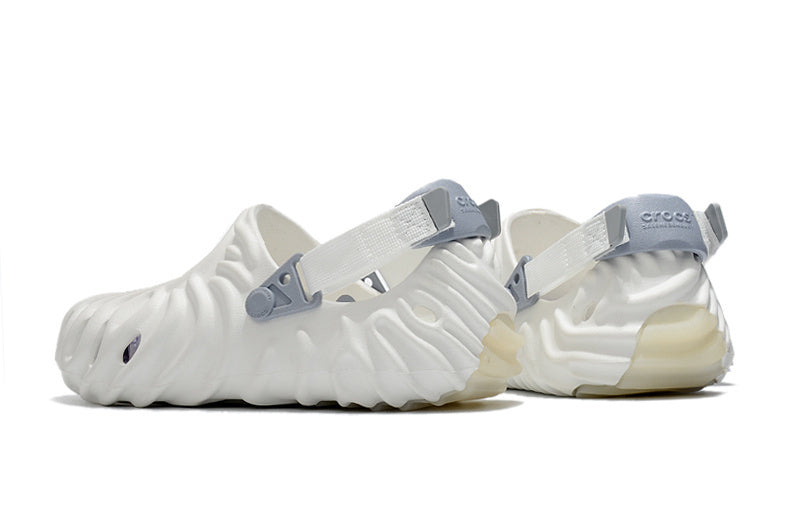 Les sandales Crocs Salehe Bembury Crocodile révolutionnent le style des claquettes en apportant une touche futuriste et organique, propre à l’univers du designer.