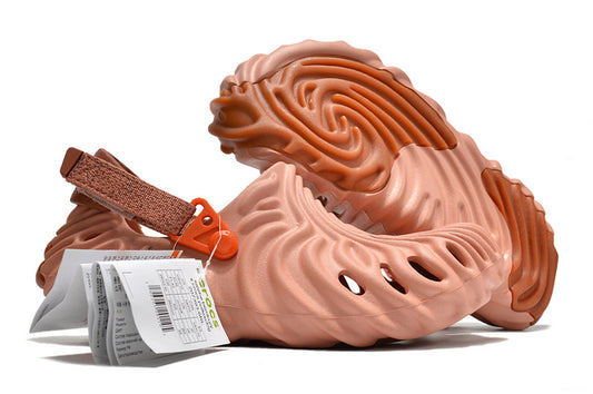 Les sandales Crocs Salehe Bembury Crocodile révolutionnent le style des claquettes en apportant une touche futuriste et organique, propre à l’univers du designer.
