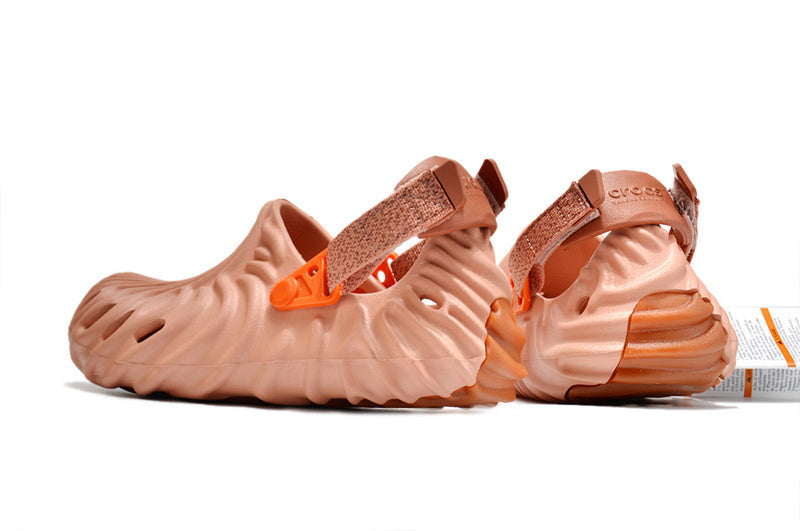 Les sandales Crocs Salehe Bembury Crocodile révolutionnent le style des claquettes en apportant une touche futuriste et organique, propre à l’univers du designer.