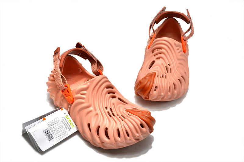 Les sandales Crocs Salehe Bembury Crocodile révolutionnent le style des claquettes en apportant une touche futuriste et organique, propre à l’univers du designer.