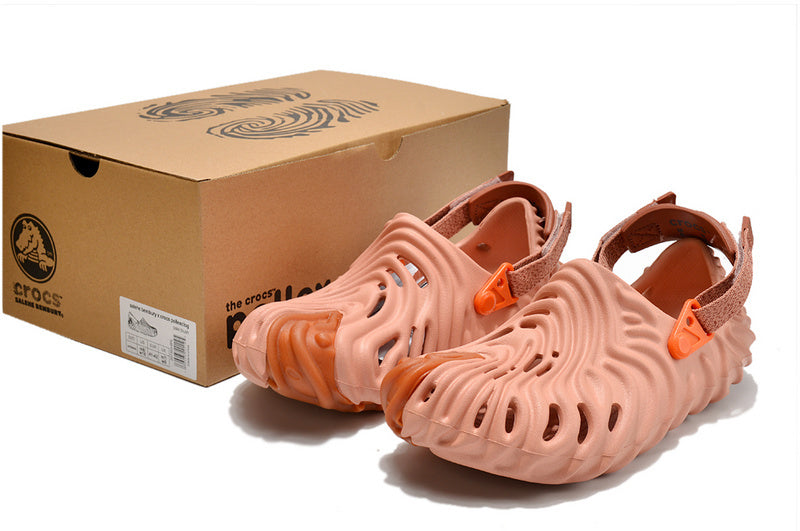 Les sandales Crocs Salehe Bembury Crocodile révolutionnent le style des claquettes en apportant une touche futuriste et organique, propre à l’univers du designer.