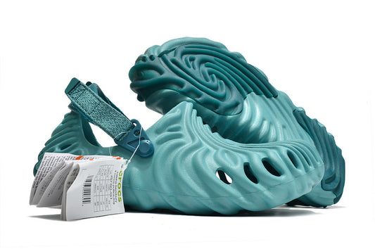 Les sandales Crocs Salehe Bembury Crocodile révolutionnent le style des claquettes en apportant une touche futuriste et organique, propre à l’univers du designer.