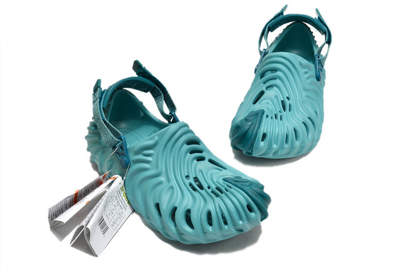 Les sandales Crocs Salehe Bembury Crocodile révolutionnent le style des claquettes en apportant une touche futuriste et organique, propre à l’univers du designer.
