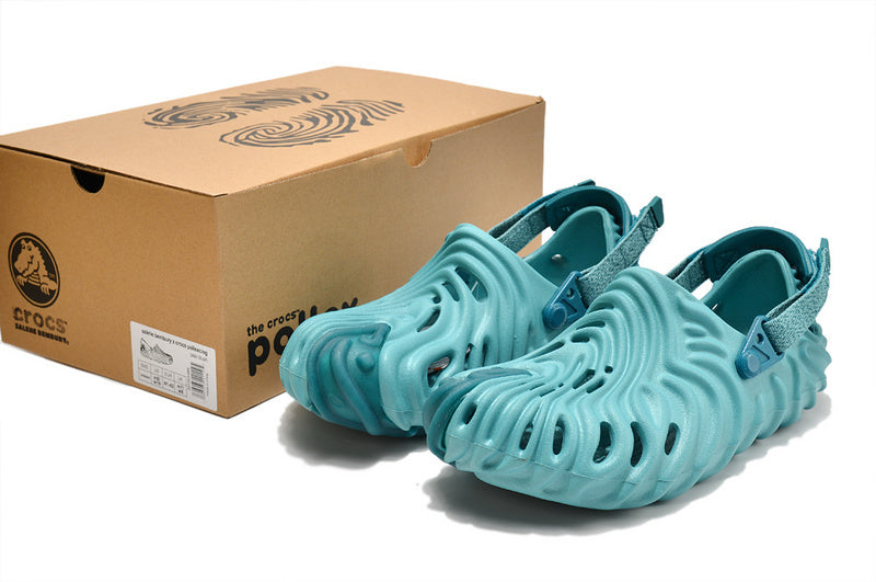 Les sandales Crocs Salehe Bembury Crocodile révolutionnent le style des claquettes en apportant une touche futuriste et organique, propre à l’univers du designer.