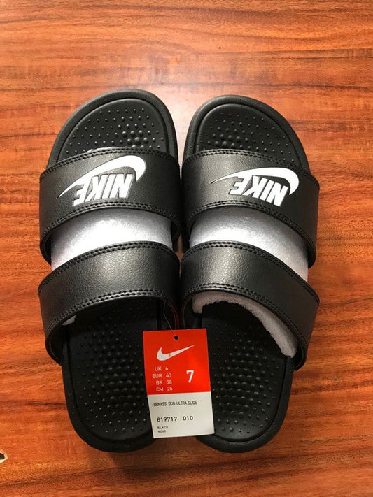 Les sandales claquettes nike sont un incontournable pour ceux qui recherchent un mélange parfait entre confort et style décontracté.