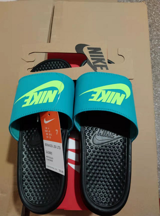 Les sandales claquettes nike sont un incontournable pour ceux qui recherchent un mélange parfait entre confort et style décontracté.