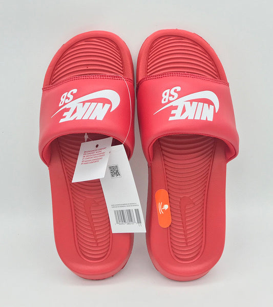 Les sandales claquettes nike sont un incontournable pour ceux qui recherchent un mélange parfait entre confort et style décontracté.