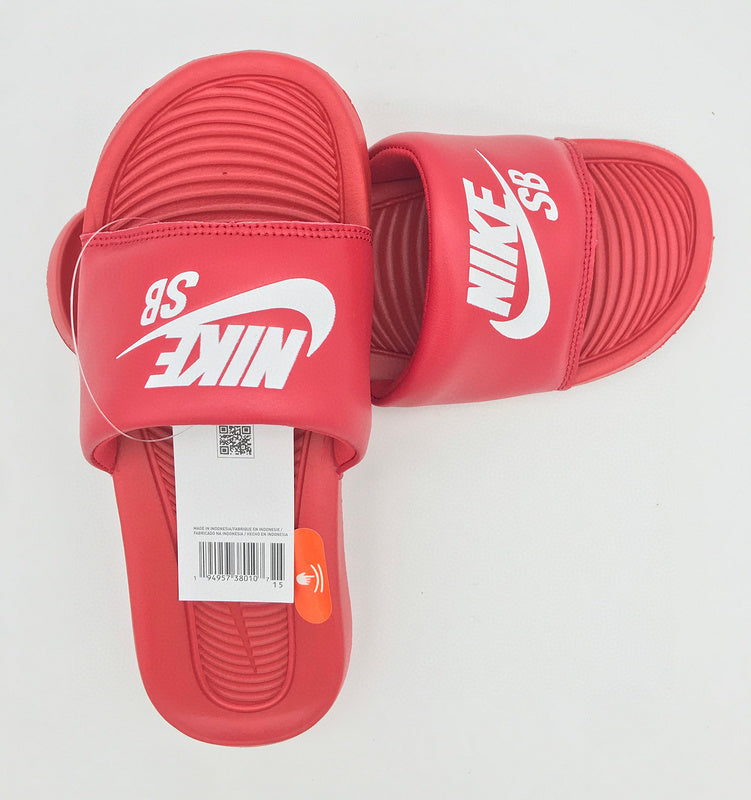 Les sandales claquettes nike sont un incontournable pour ceux qui recherchent un mélange parfait entre confort et style décontracté.