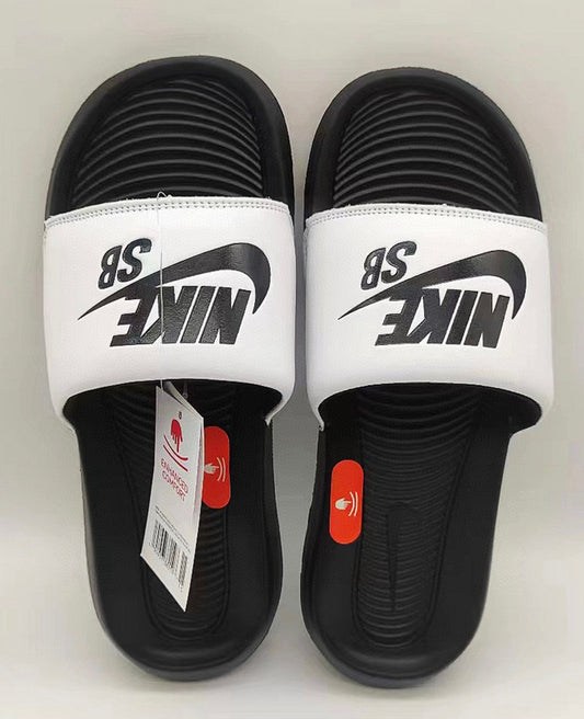 Les sandales claquettes nike sont un incontournable pour ceux qui recherchent un mélange parfait entre confort et style décontracté.